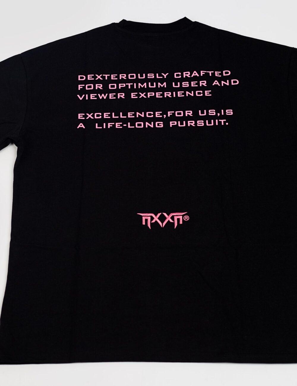 THE STRIKING APPEARANCE BLACK T-SHIRT