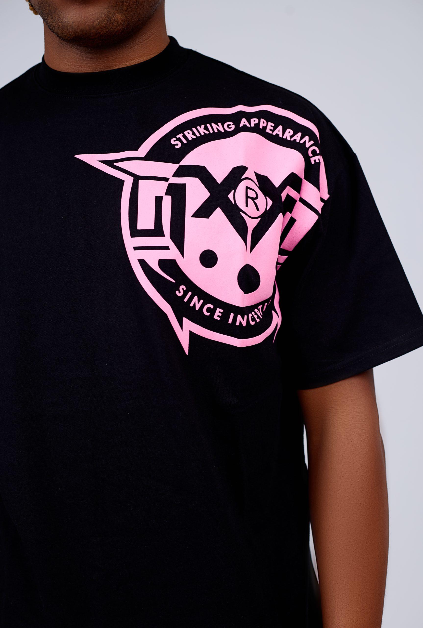 THE STRIKING APPEARANCE BLACK T-SHIRT